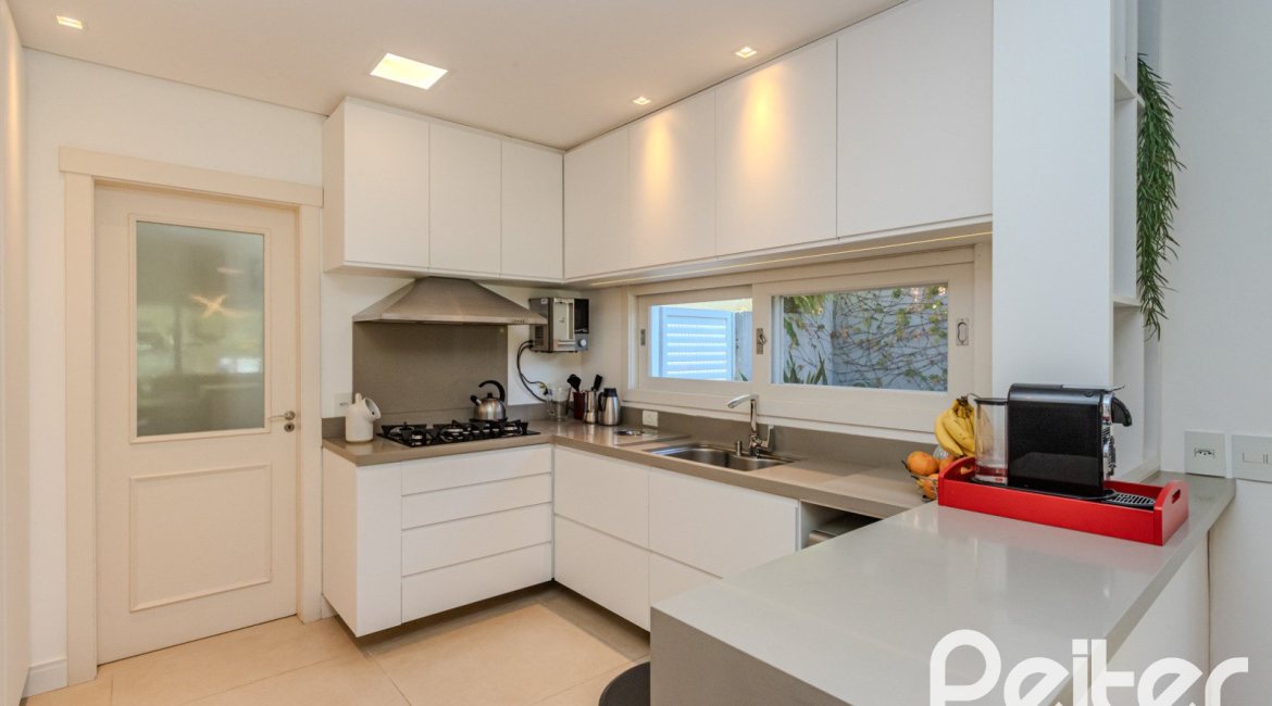 Casa em Condomínio à venda com 216m², 3 dormitórios, 1 suíte, 6 vagas, no bairro Terra Ville em PORTO ALEGRE