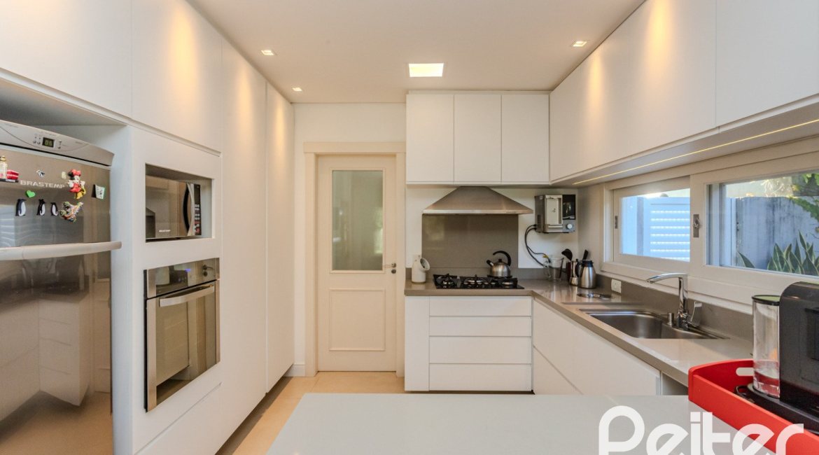 Casa em Condomínio à venda com 216m², 3 dormitórios, 1 suíte, 6 vagas, no bairro Terra Ville em PORTO ALEGRE