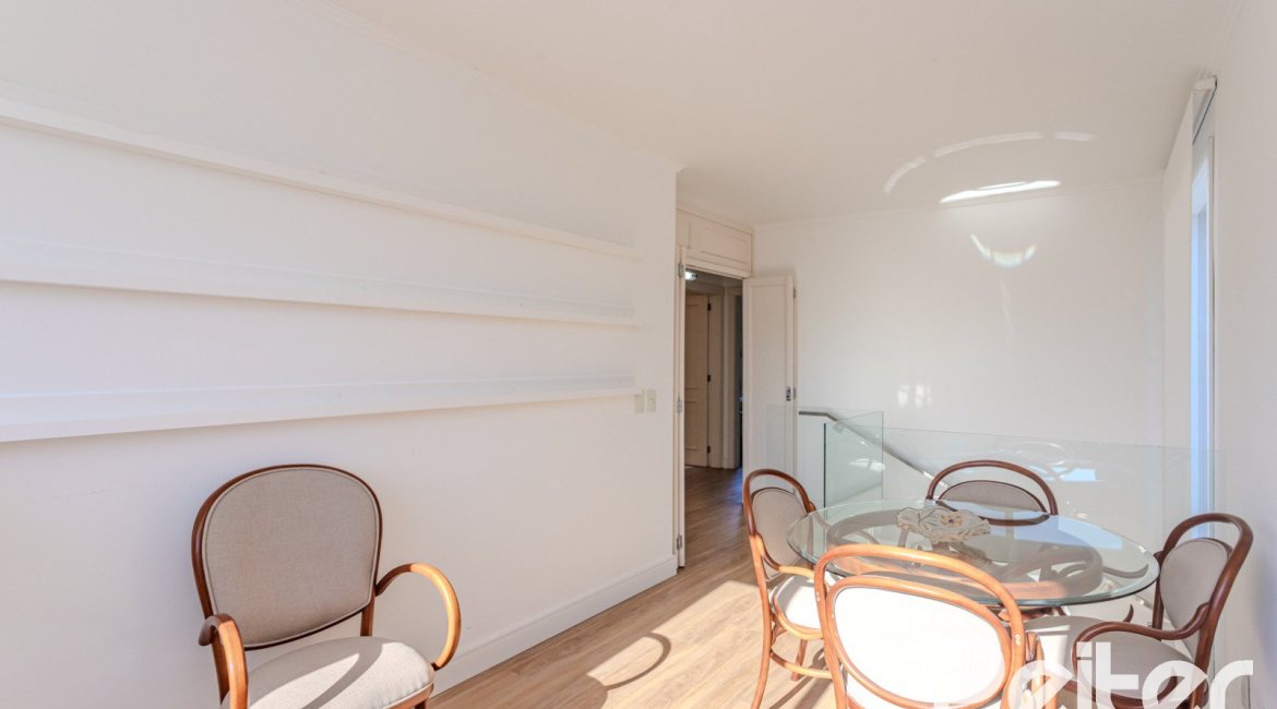 Casa em Condomínio à venda com 216m², 3 dormitórios, 1 suíte, 6 vagas, no bairro Terra Ville em PORTO ALEGRE