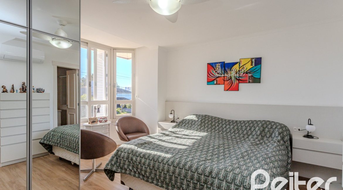 Casa em Condomínio à venda com 216m², 3 dormitórios, 1 suíte, 6 vagas, no bairro Terra Ville em PORTO ALEGRE