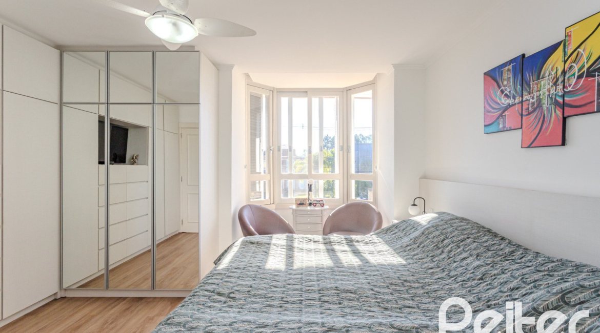Casa em Condomínio à venda com 216m², 3 dormitórios, 1 suíte, 6 vagas, no bairro Terra Ville em PORTO ALEGRE