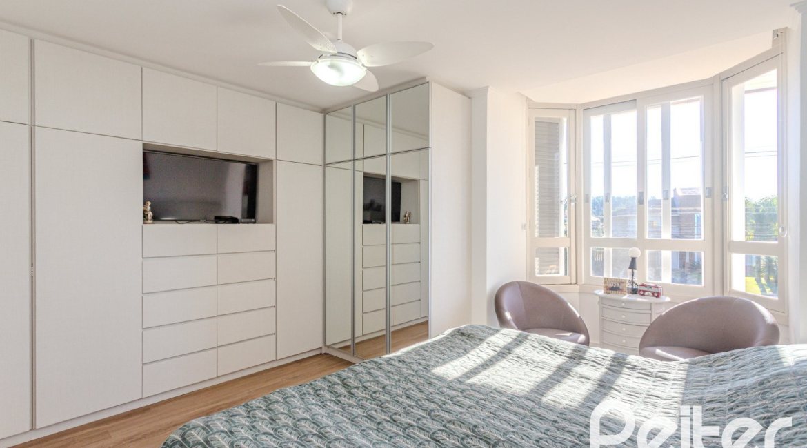 Casa em Condomínio à venda com 216m², 3 dormitórios, 1 suíte, 6 vagas, no bairro Terra Ville em PORTO ALEGRE