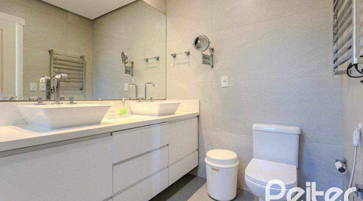 Casa em Condomínio à venda com 216m², 3 dormitórios, 1 suíte, 6 vagas, no bairro Terra Ville em PORTO ALEGRE