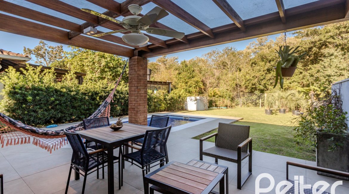 Casa em Condomínio à venda com 216m², 3 dormitórios, 1 suíte, 6 vagas, no bairro Terra Ville em PORTO ALEGRE