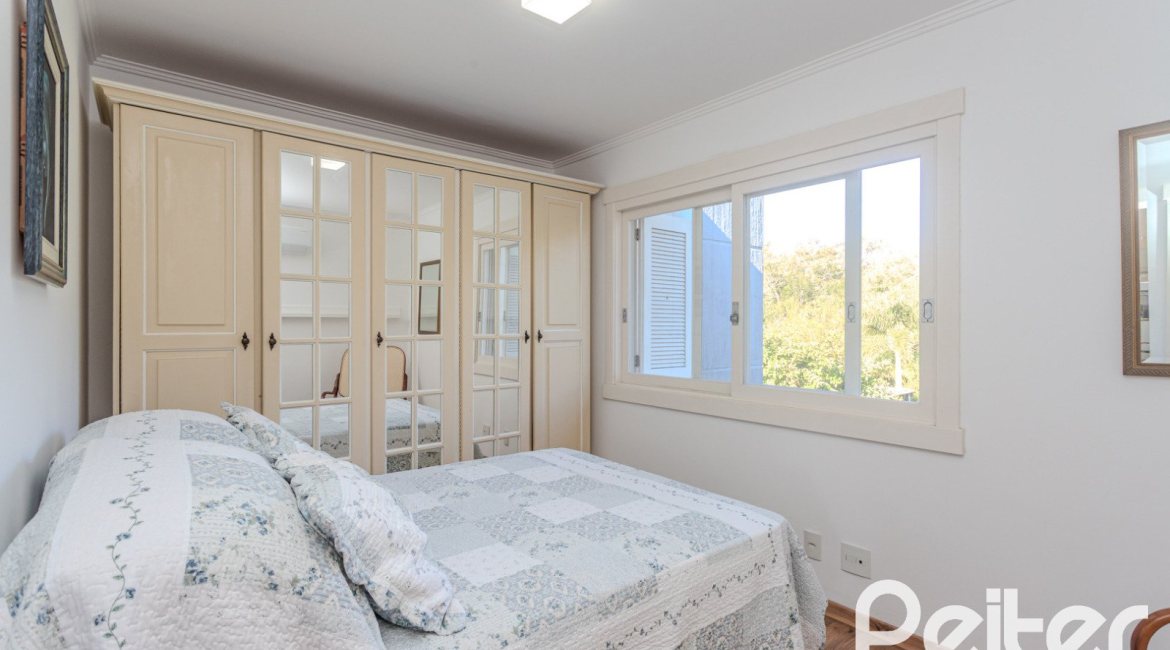 Casa em Condomínio à venda com 216m², 3 dormitórios, 1 suíte, 6 vagas, no bairro Terra Ville em PORTO ALEGRE