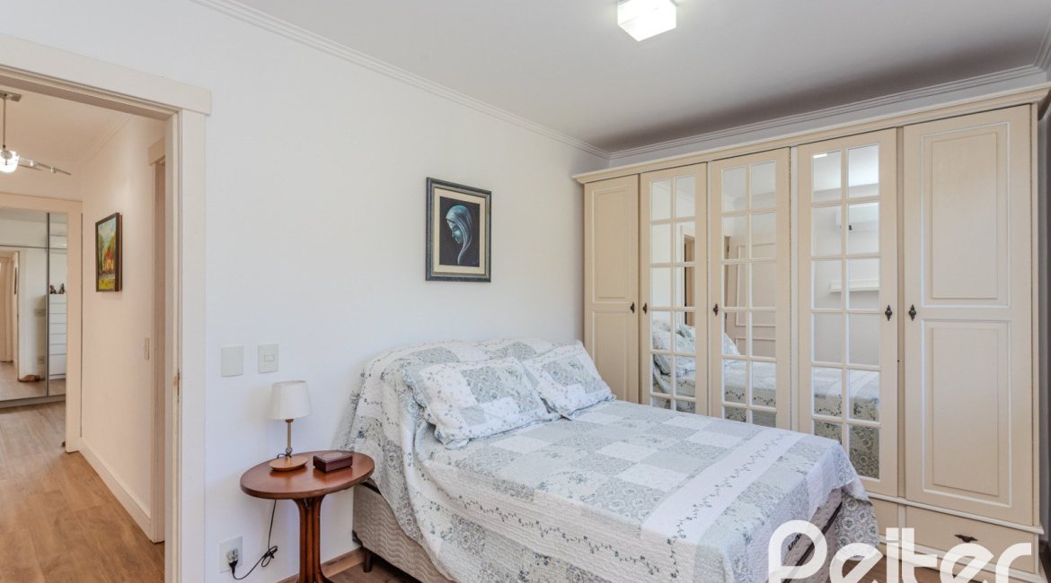 Casa em Condomínio à venda com 216m², 3 dormitórios, 1 suíte, 6 vagas, no bairro Terra Ville em PORTO ALEGRE