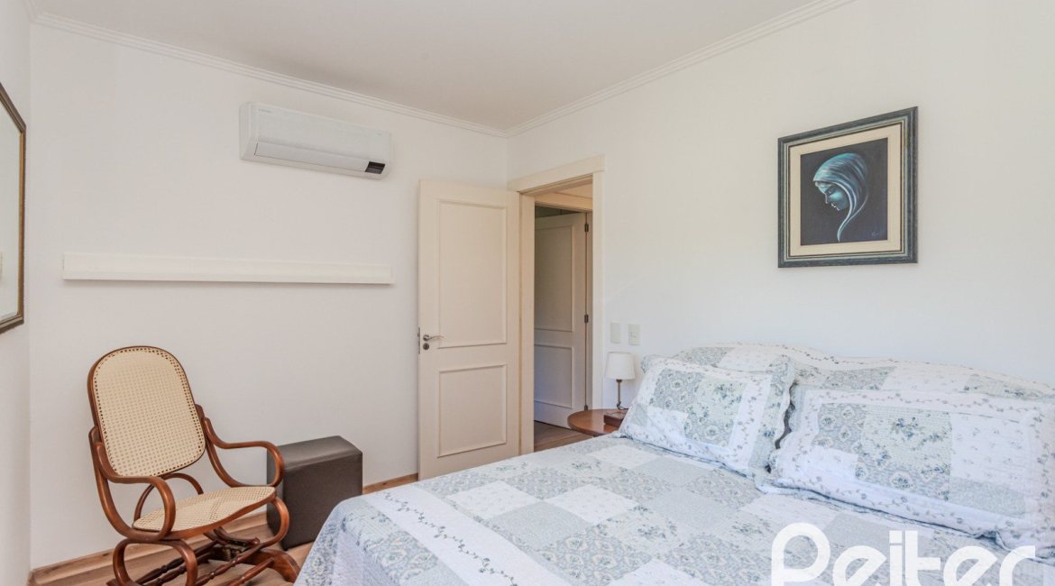 Casa em Condomínio à venda com 216m², 3 dormitórios, 1 suíte, 6 vagas, no bairro Terra Ville em PORTO ALEGRE