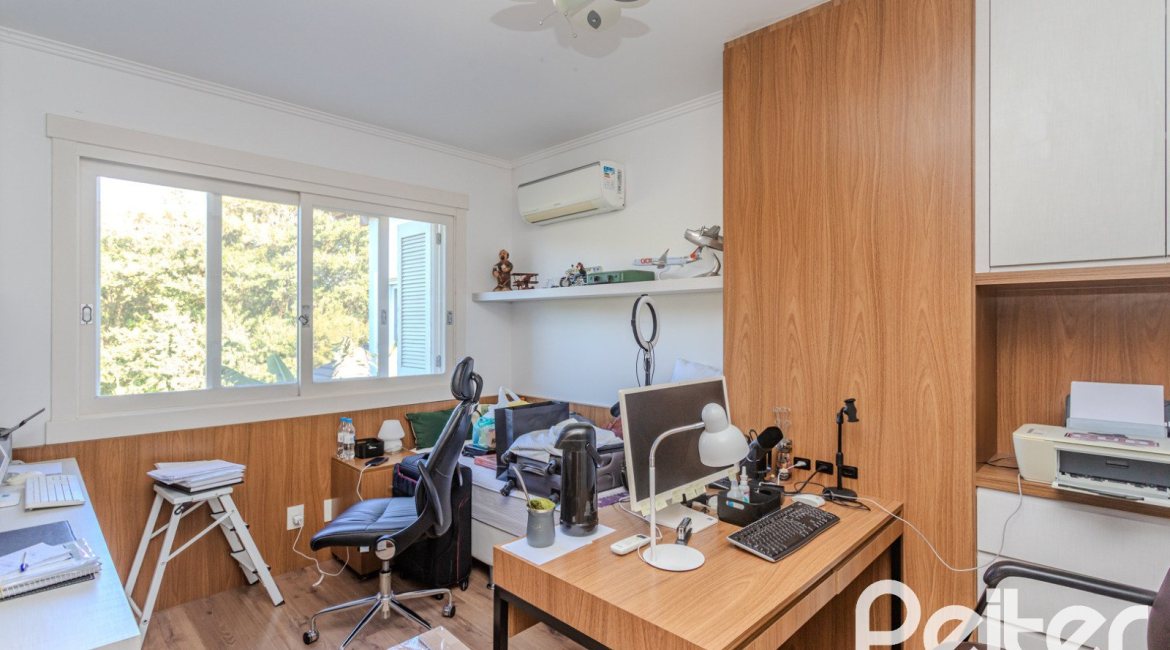 Casa em Condomínio à venda com 216m², 3 dormitórios, 1 suíte, 6 vagas, no bairro Terra Ville em PORTO ALEGRE