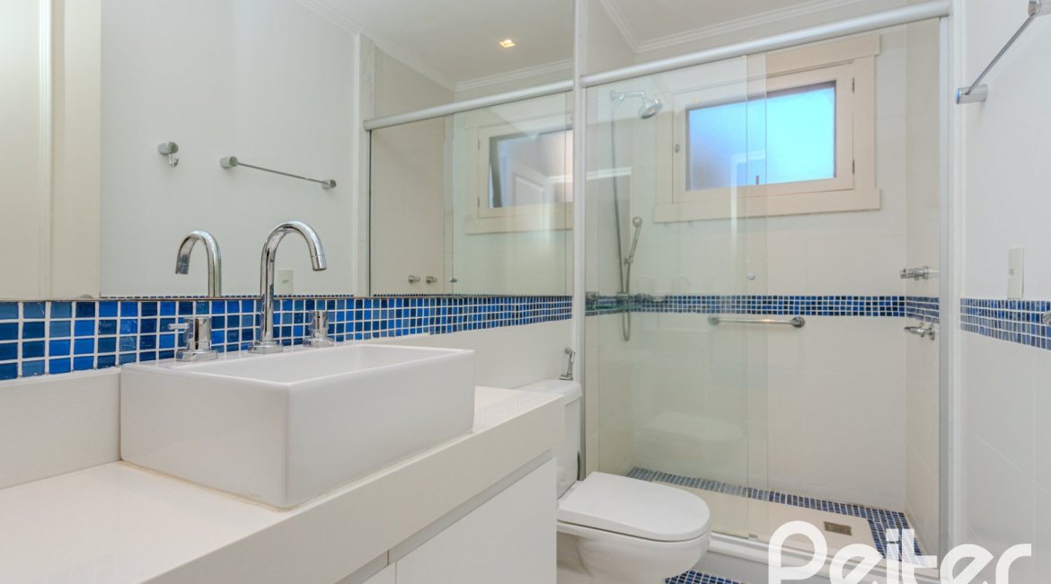 Casa em Condomínio à venda com 216m², 3 dormitórios, 1 suíte, 6 vagas, no bairro Terra Ville em PORTO ALEGRE