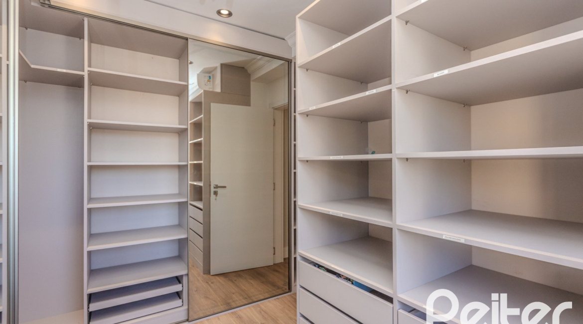 Cobertura à venda com 172m², 3 dormitórios, 1 suíte, 2 vagas, no bairro Tristeza em PORTO ALEGRE