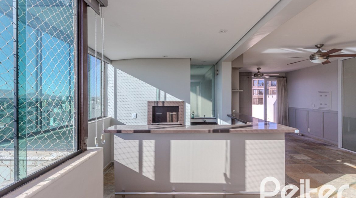 Cobertura à venda com 172m², 3 dormitórios, 1 suíte, 2 vagas, no bairro Tristeza em PORTO ALEGRE