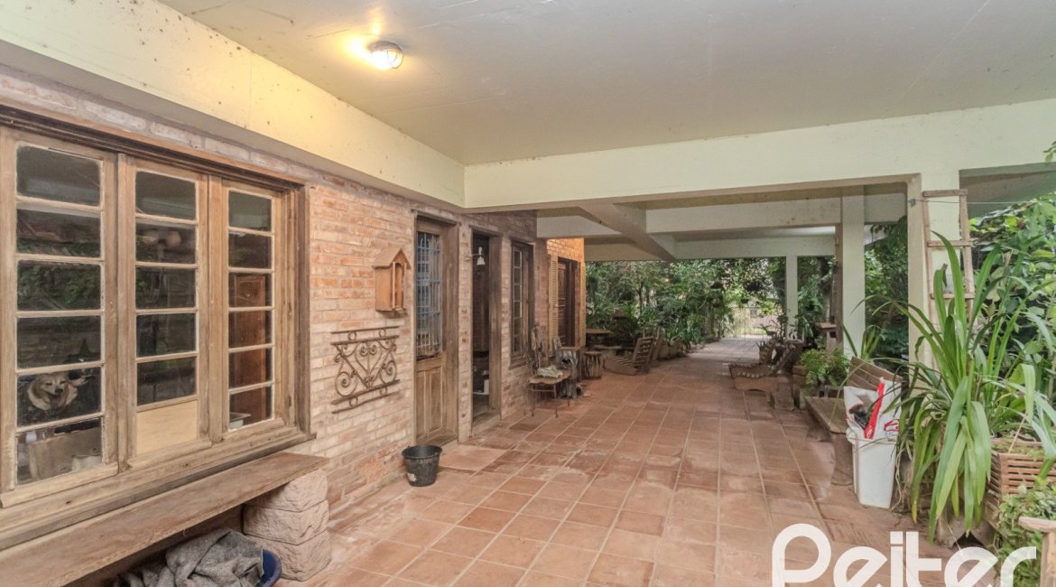 Casa à venda com 234m², 3 dormitórios, 1 suíte, 3 vagas, no bairro Guarujá em Porto Alegre