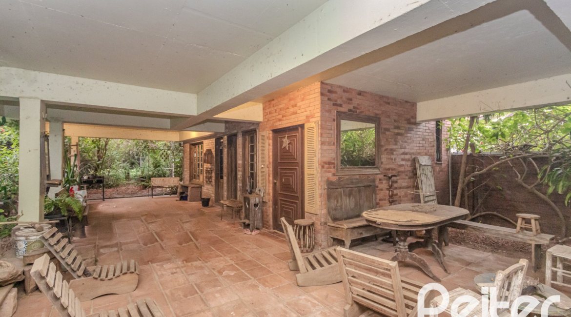 Casa à venda com 234m², 3 dormitórios, 1 suíte, 3 vagas, no bairro Guarujá em Porto Alegre