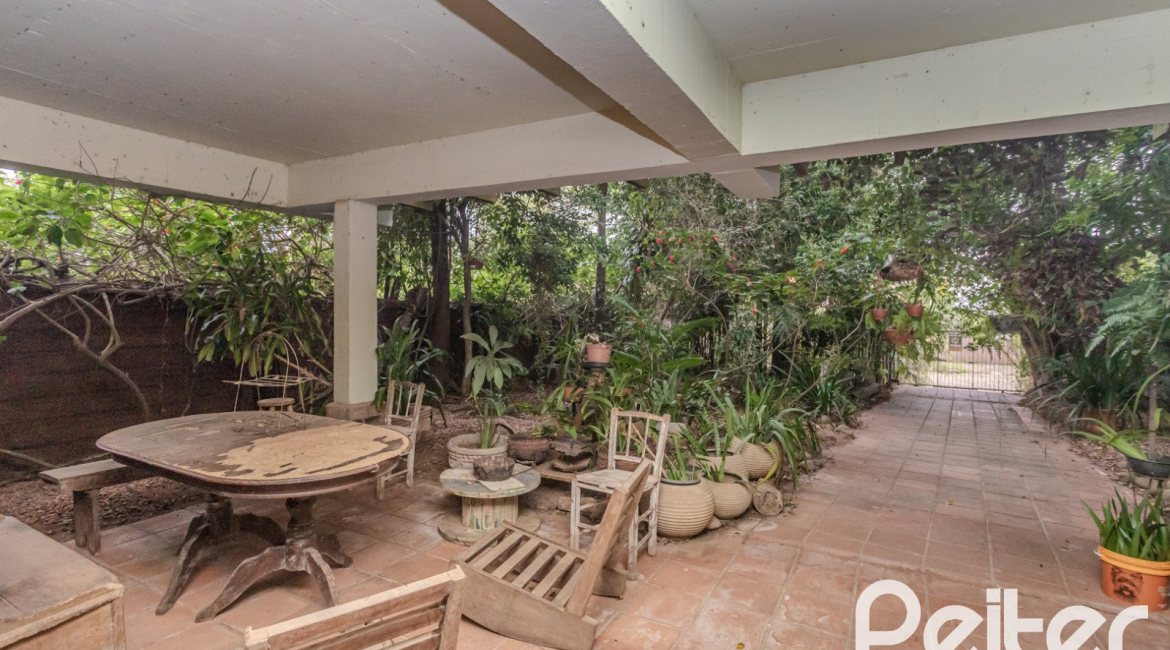 Casa à venda com 234m², 3 dormitórios, 1 suíte, 3 vagas, no bairro Guarujá em Porto Alegre