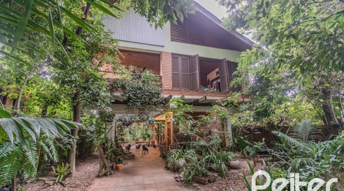 Casa à venda com 234m², 3 dormitórios, 1 suíte, 3 vagas, no bairro Guarujá em Porto Alegre