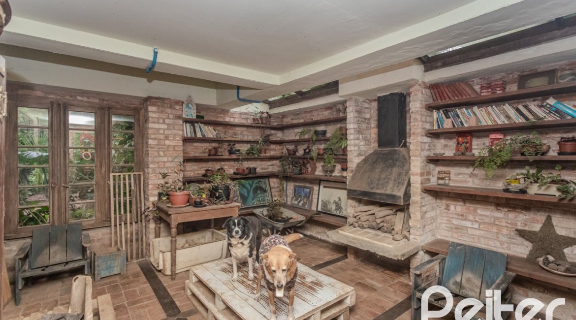 Casa à venda com 234m², 3 dormitórios, 1 suíte, 3 vagas, no bairro Guarujá em Porto Alegre