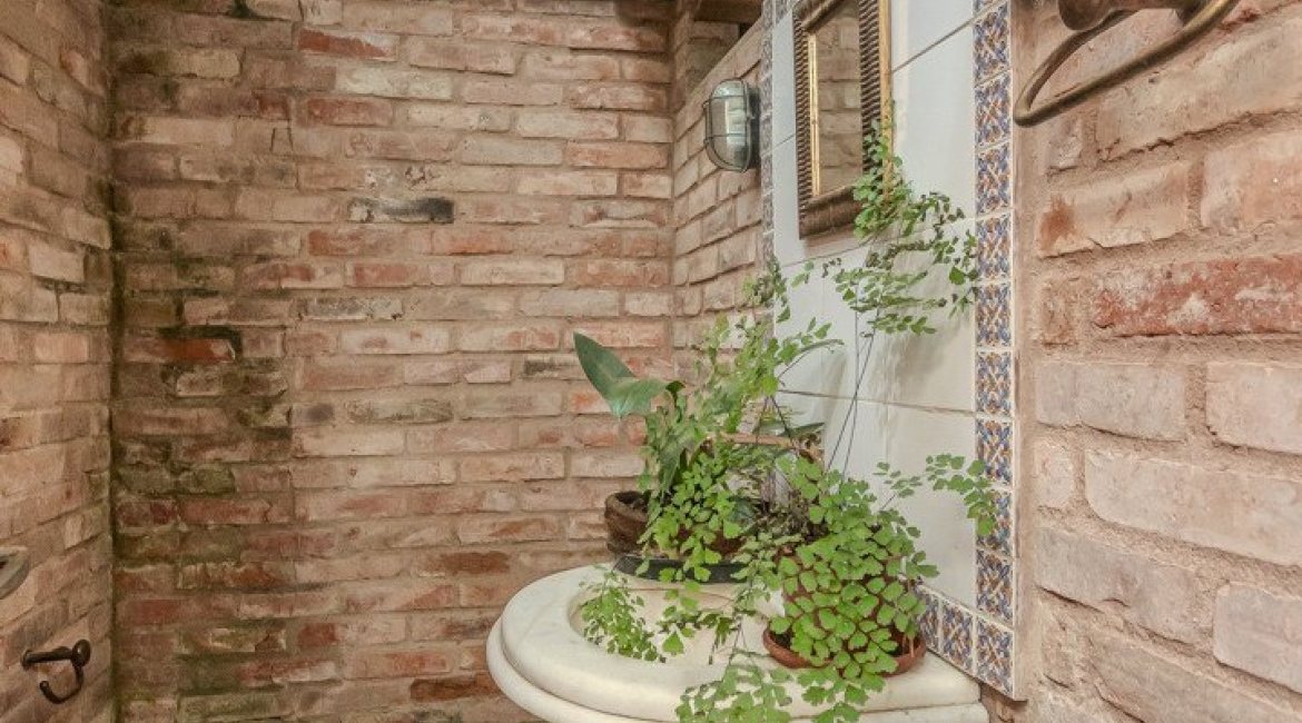 Casa à venda com 234m², 3 dormitórios, 1 suíte, 3 vagas, no bairro Guarujá em Porto Alegre