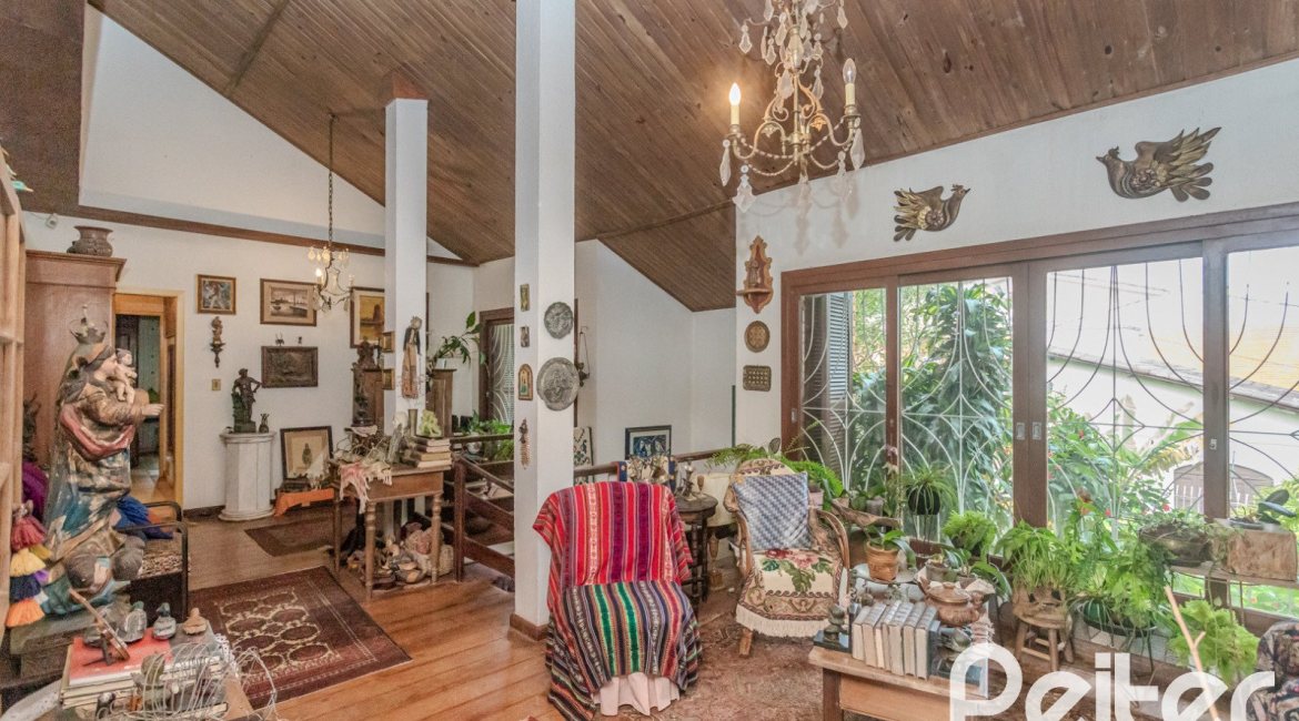Casa à venda com 234m², 3 dormitórios, 1 suíte, 3 vagas, no bairro Guarujá em Porto Alegre
