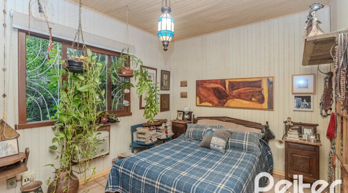 Casa à venda com 234m², 3 dormitórios, 1 suíte, 3 vagas, no bairro Guarujá em Porto Alegre