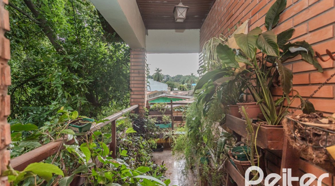 Casa à venda com 234m², 3 dormitórios, 1 suíte, 3 vagas, no bairro Guarujá em Porto Alegre