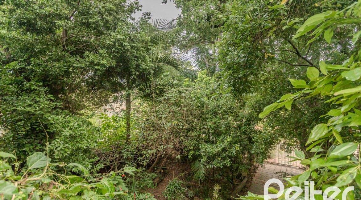 Casa à venda com 234m², 3 dormitórios, 1 suíte, 3 vagas, no bairro Guarujá em Porto Alegre