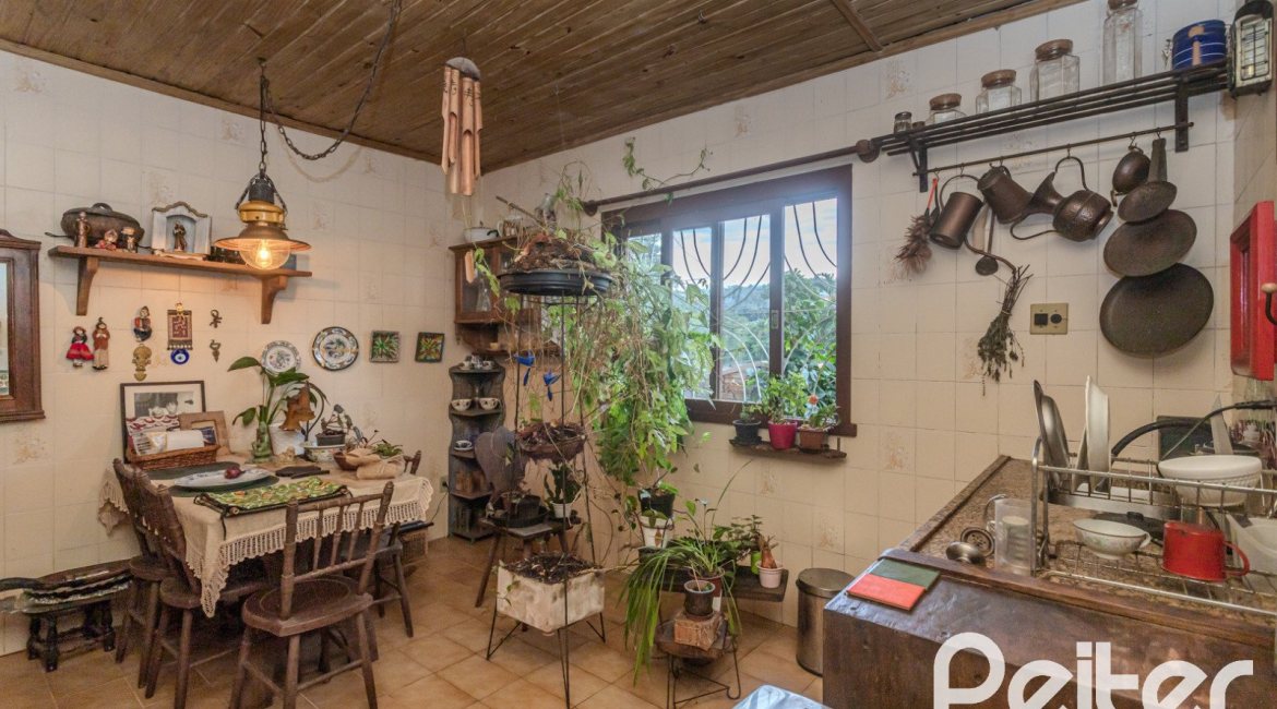 Casa à venda com 234m², 3 dormitórios, 1 suíte, 3 vagas, no bairro Guarujá em Porto Alegre