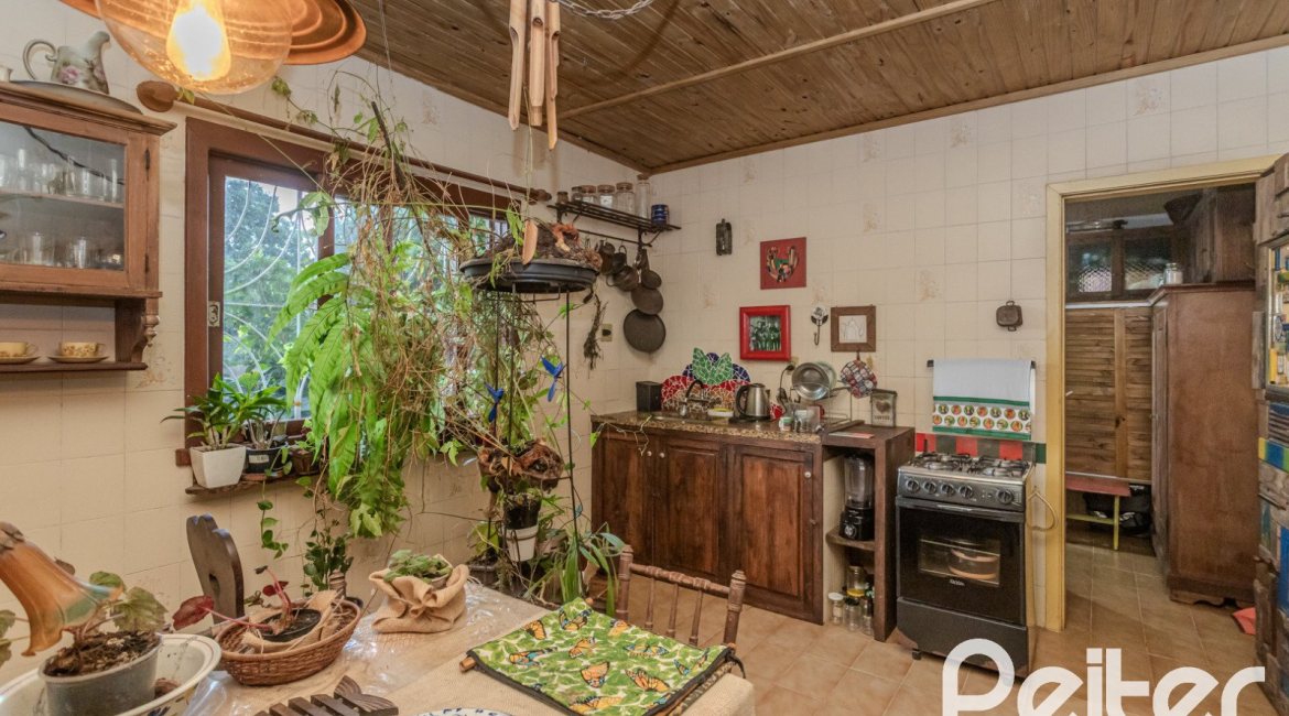 Casa à venda com 234m², 3 dormitórios, 1 suíte, 3 vagas, no bairro Guarujá em Porto Alegre