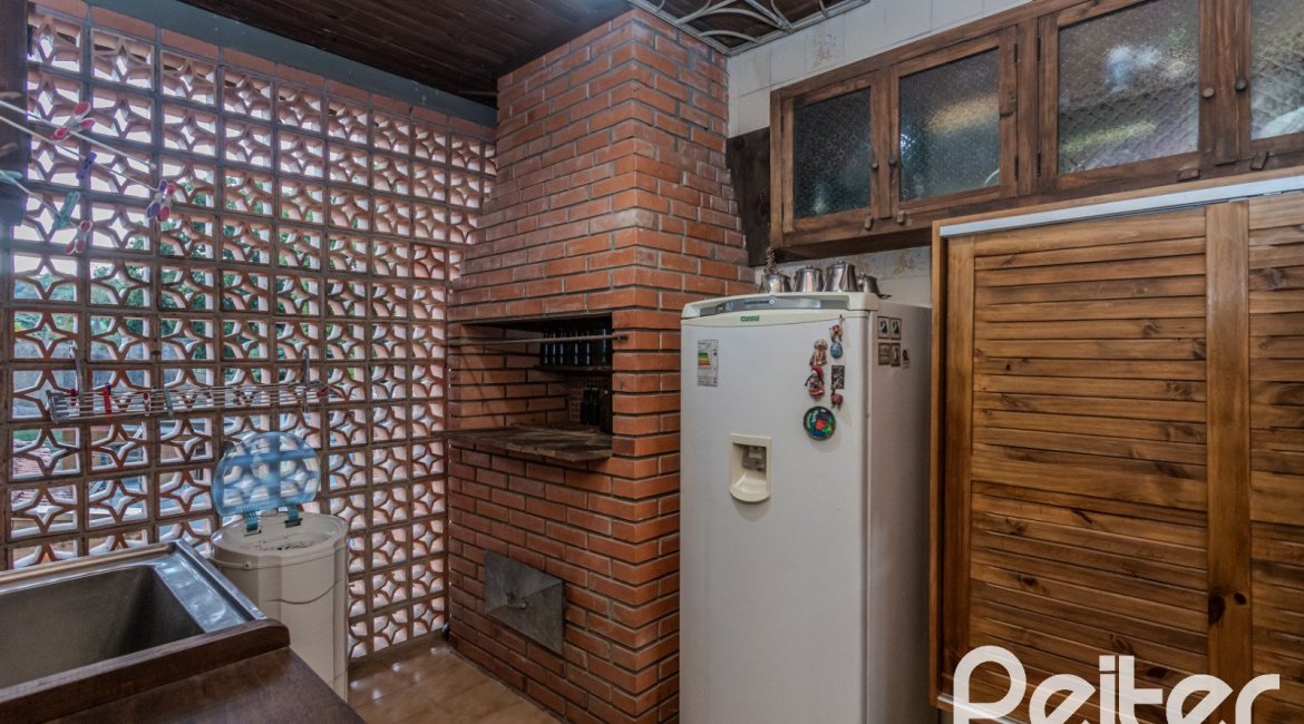 Casa à venda com 234m², 3 dormitórios, 1 suíte, 3 vagas, no bairro Guarujá em Porto Alegre