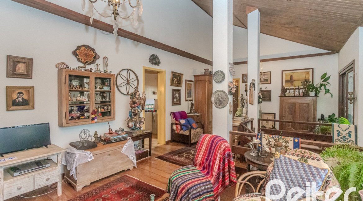 Casa à venda com 234m², 3 dormitórios, 1 suíte, 3 vagas, no bairro Guarujá em Porto Alegre