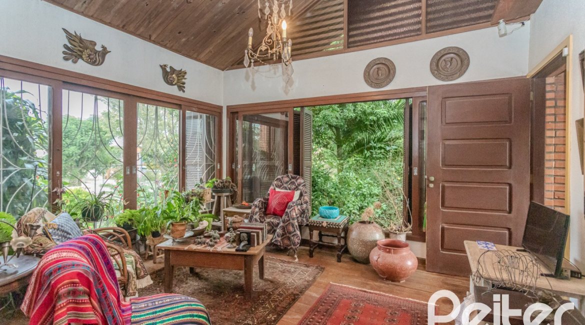 Casa à venda com 234m², 3 dormitórios, 1 suíte, 3 vagas, no bairro Guarujá em Porto Alegre