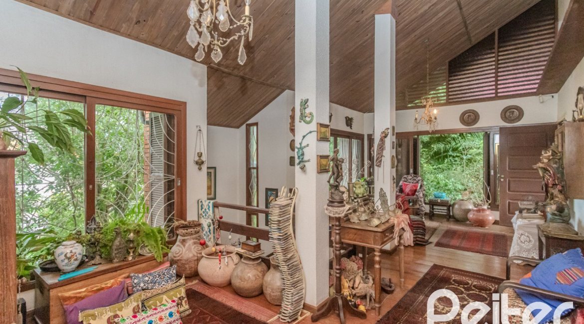 Casa à venda com 234m², 3 dormitórios, 1 suíte, 3 vagas, no bairro Guarujá em Porto Alegre