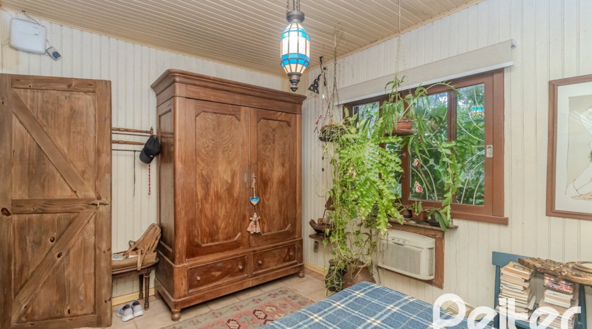 Casa à venda com 234m², 3 dormitórios, 1 suíte, 3 vagas, no bairro Guarujá em Porto Alegre