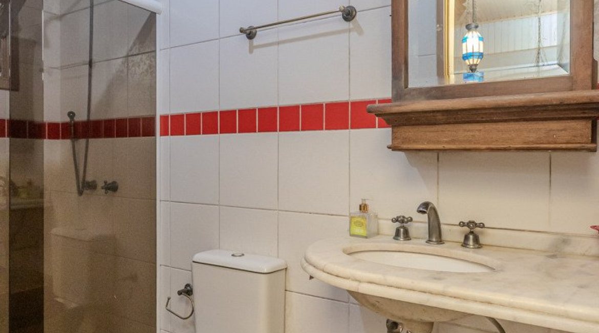 Casa à venda com 234m², 3 dormitórios, 1 suíte, 3 vagas, no bairro Guarujá em Porto Alegre