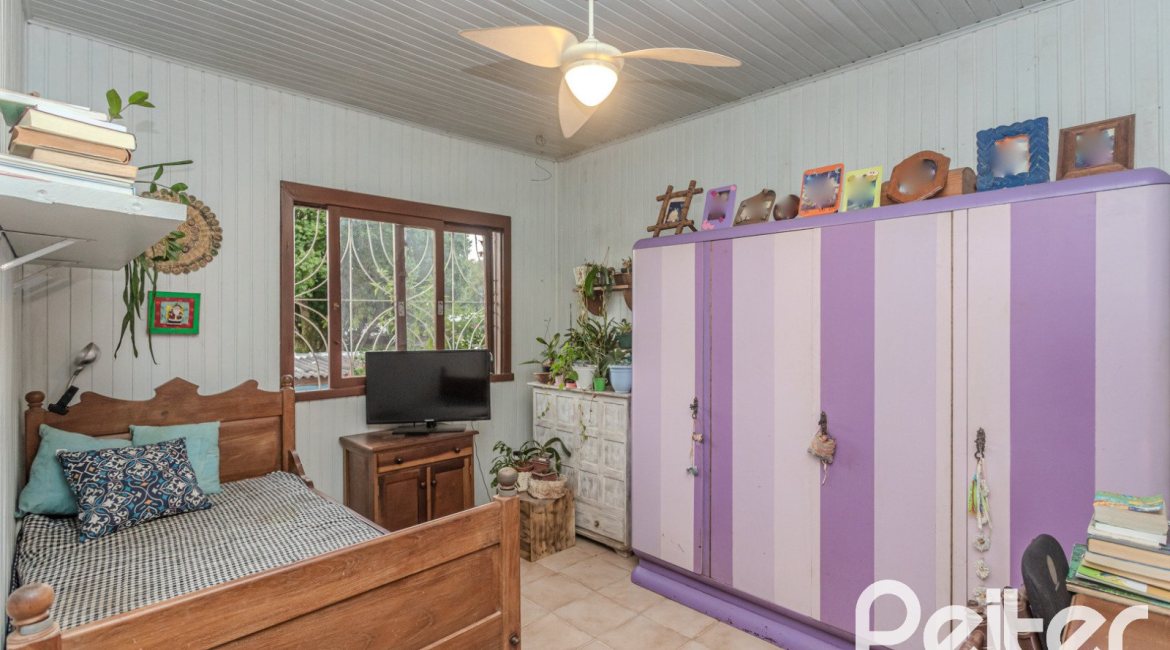 Casa à venda com 234m², 3 dormitórios, 1 suíte, 3 vagas, no bairro Guarujá em Porto Alegre