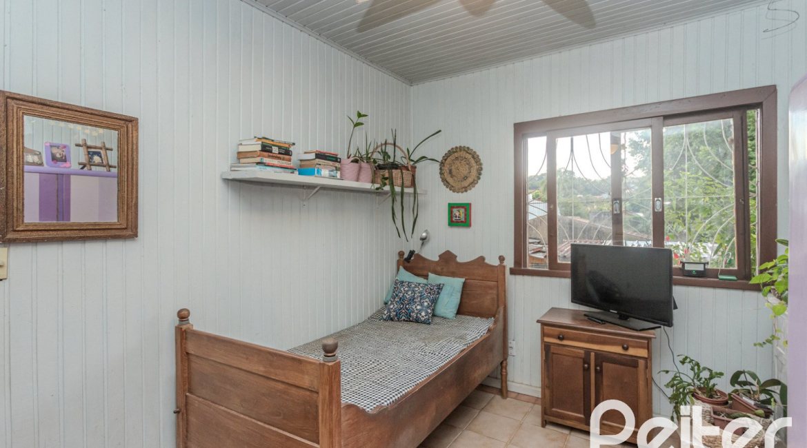Casa à venda com 234m², 3 dormitórios, 1 suíte, 3 vagas, no bairro Guarujá em Porto Alegre