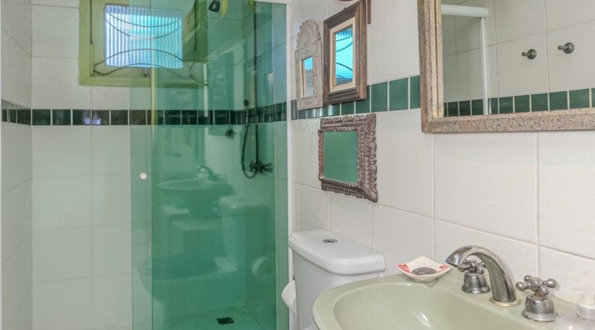 Casa à venda com 234m², 3 dormitórios, 1 suíte, 3 vagas, no bairro Guarujá em Porto Alegre