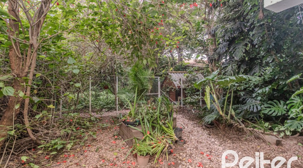 Casa à venda com 234m², 3 dormitórios, 1 suíte, 3 vagas, no bairro Guarujá em Porto Alegre