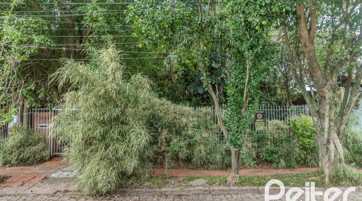 Casa à venda com 234m², 3 dormitórios, 1 suíte, 3 vagas, no bairro Guarujá em Porto Alegre