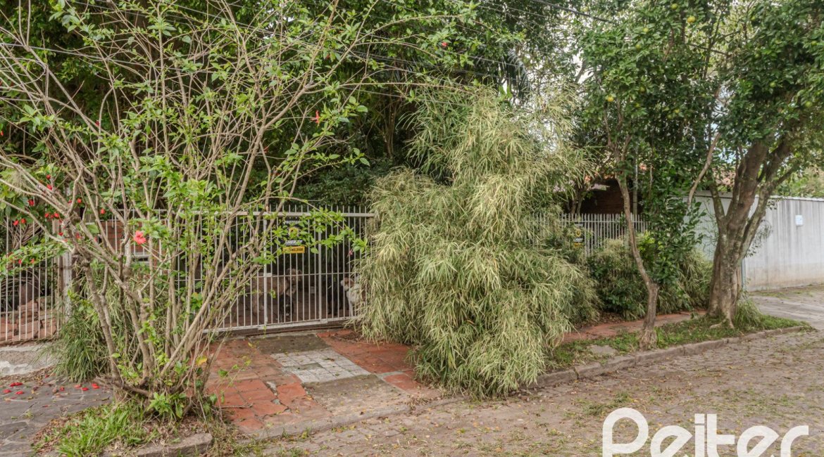 Casa à venda com 234m², 3 dormitórios, 1 suíte, 3 vagas, no bairro Guarujá em Porto Alegre