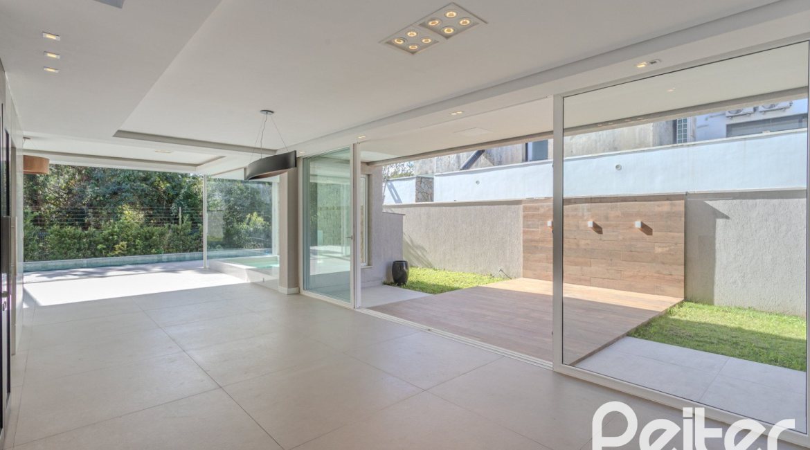 Casa em Condomínio à venda com 400m², 4 dormitórios, 4 suítes, 4 vagas, no bairro Alphaville em PORTO ALEGRE