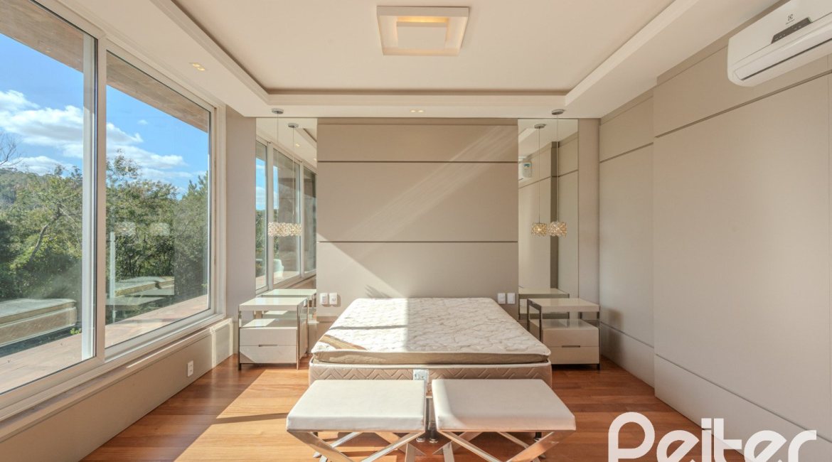 Casa em Condomínio à venda com 400m², 4 dormitórios, 4 suítes, 4 vagas, no bairro Alphaville em PORTO ALEGRE
