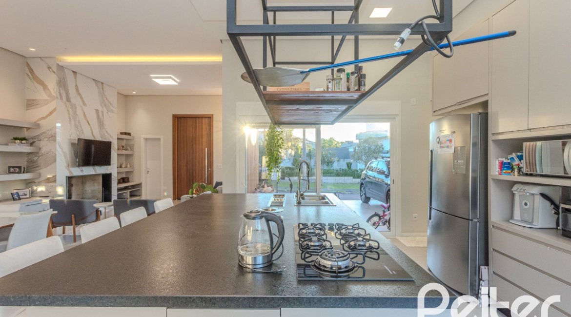 Casa em Condomínio à venda com 206m², 3 dormitórios, 3 suítes, 7 vagas, no bairro Alphaville em PORTO ALEGRE