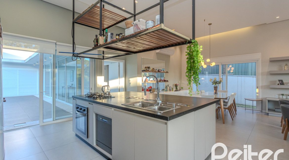 Casa em Condomínio à venda com 206m², 3 dormitórios, 3 suítes, 7 vagas, no bairro Alphaville em PORTO ALEGRE
