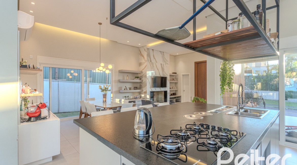 Casa em Condomínio à venda com 206m², 3 dormitórios, 3 suítes, 7 vagas, no bairro Alphaville em PORTO ALEGRE
