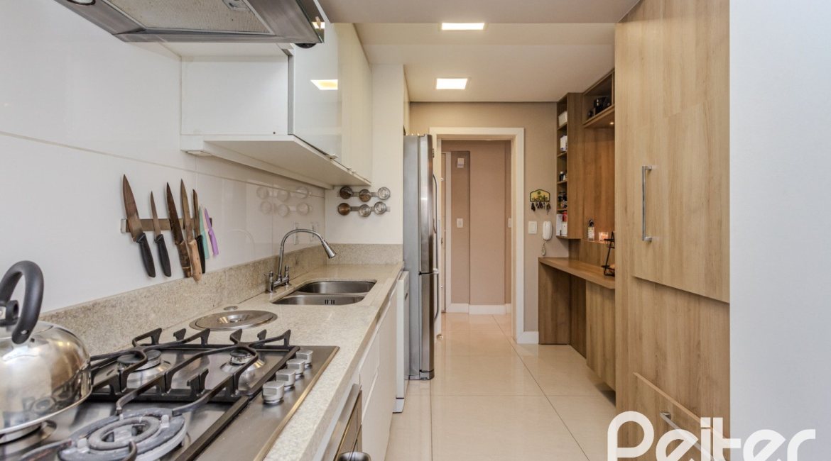 Apartamento à venda com 102m², 3 dormitórios, 1 suíte, 2 vagas, no bairro Tristeza em PORTO ALEGRE