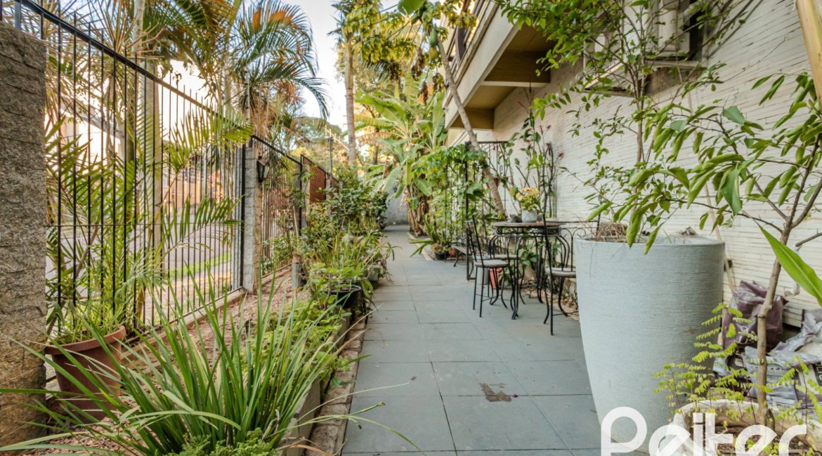Casa à venda com 446m², 4 dormitórios, 1 suíte, 4 vagas, no bairro Tristeza em Porto Alegre