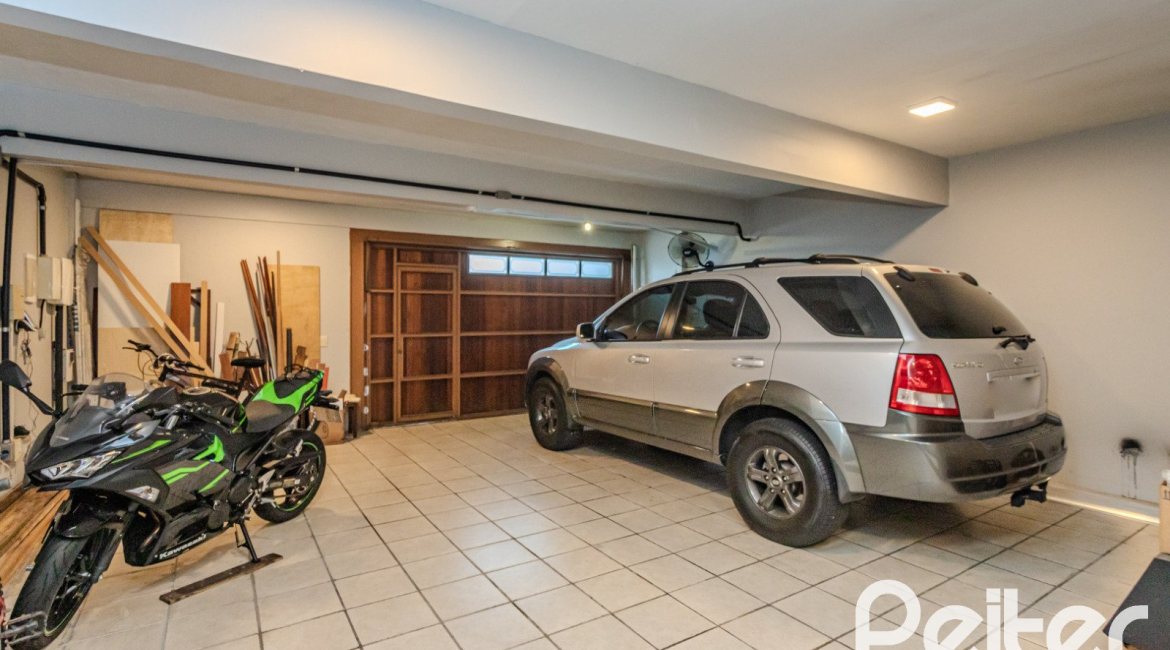 Casa à venda com 446m², 4 dormitórios, 1 suíte, 4 vagas, no bairro Tristeza em Porto Alegre