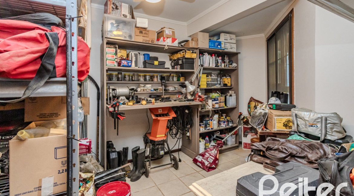 Casa à venda com 446m², 4 dormitórios, 1 suíte, 4 vagas, no bairro Tristeza em Porto Alegre