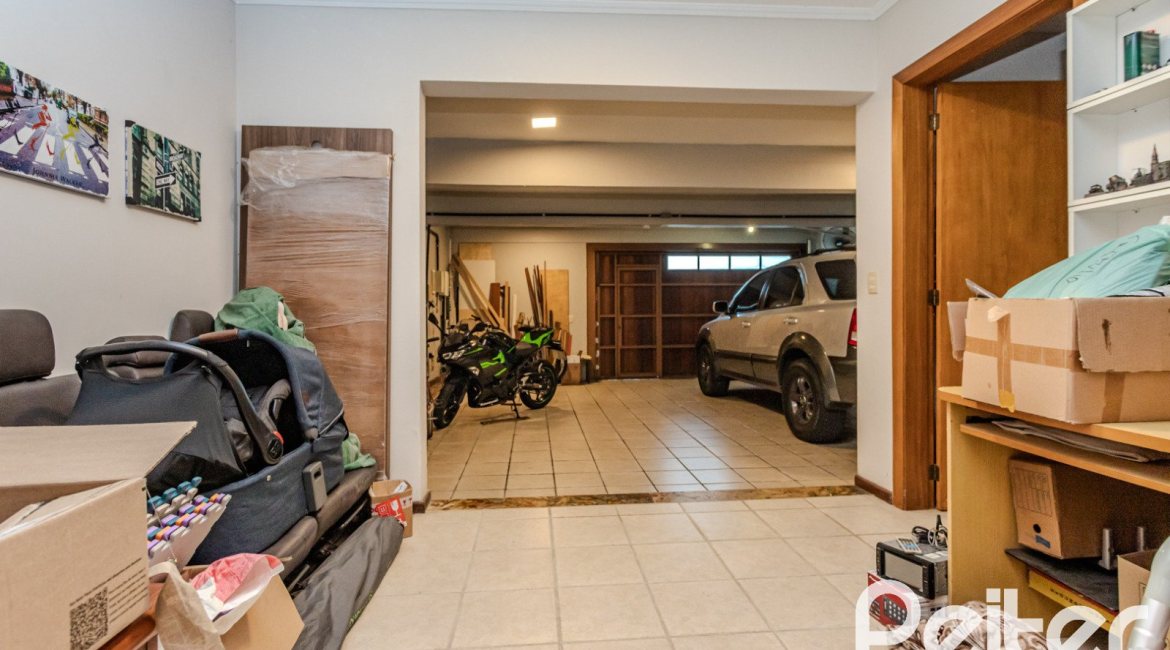 Casa à venda com 446m², 4 dormitórios, 1 suíte, 4 vagas, no bairro Tristeza em Porto Alegre