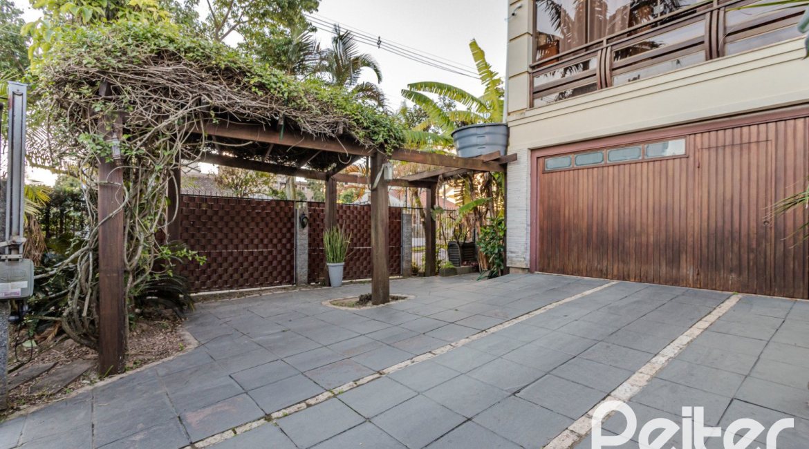 Casa à venda com 446m², 4 dormitórios, 1 suíte, 4 vagas, no bairro Tristeza em Porto Alegre